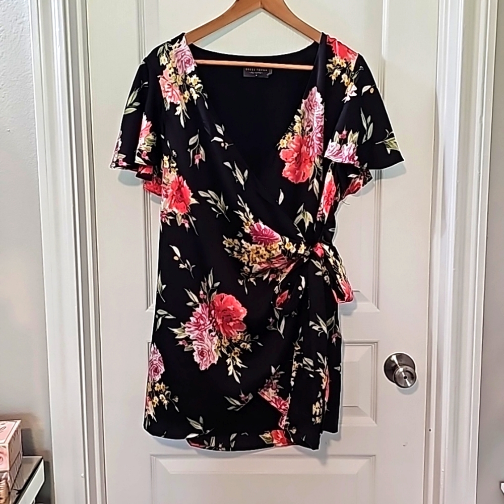 DRESS FORUM Los Angeles Black Floral Silky Wrap Dress Flutter Sleeve Medium